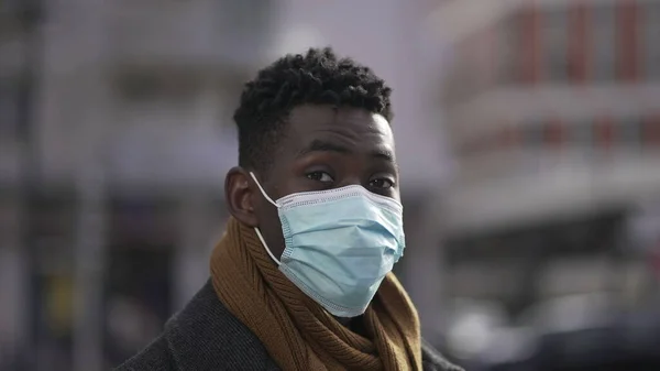 Black African Man Wearing Covid Surgical Face Mask Standing City — Stockfoto