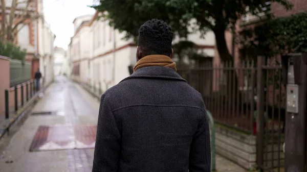 アフリカ人の男が街の外を歩いてる ヨーロッパの町のアフリカ人の視点 — ストック写真