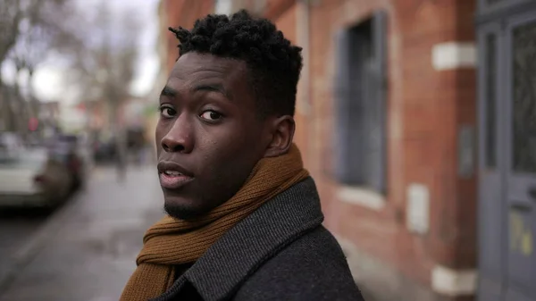 Siyah Afrikalı Adam Kameraya Doğru Dönüyor Şehir Merkezindeki Kaldırımda Gülümsüyor — Stok fotoğraf