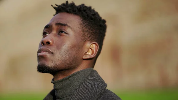 Afrikalı Genç Siyahi Bir Adam Parkta Dikiliyor Derin Derin Düşünüyor — Stok fotoğraf