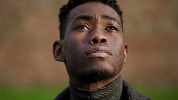 Afrikalı Genç Siyahi Bir Adam Parkta Dikiliyor Derin Derin Düşünüyor — Stok fotoğraf