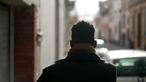 Kış Mevsiminde Kaldırımda Yürüyen Zarif Siyahi Bir Adamın Sırtında Eşarbı — Stok fotoğraf