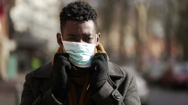 Black Man Putting Covid Face Mask While Walking City Winter — Stockfoto