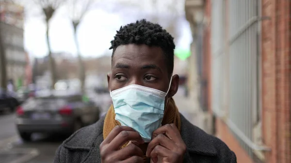 Black Man Putting Covid Face Mask While Walking City Cold — 图库照片