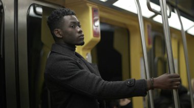 Metro metrosunda gidip gelen siyahi bir adam.