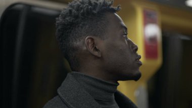 Metro metrosunda gidip gelen siyahi bir adam.