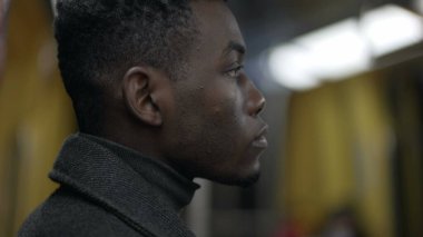 Metro metrosunda gidip gelen siyahi bir adam.