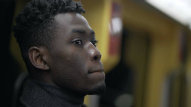 Metro metrosunda gidip gelen siyahi bir adam.