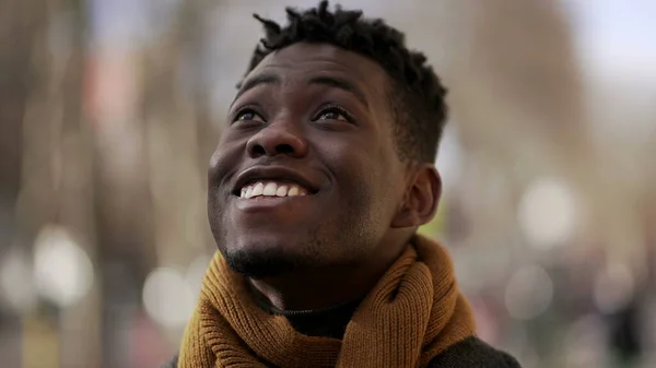 Чорний Чоловік Дивиться Небо Посміхаючись Hope Faith — стокове фото