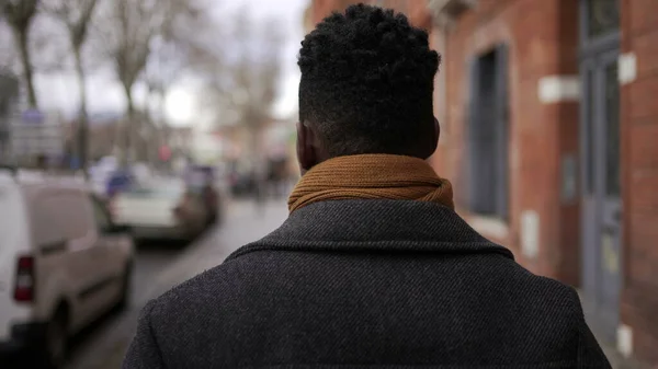 Black Man Walking Outdoors City Sidewalk Winter Back African Person — ストック写真