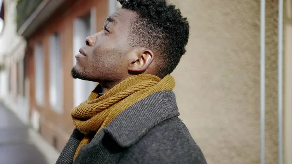 Siyah Adam Kış Mevsiminde Şehrin Dışında Duruyor — Stok fotoğraf