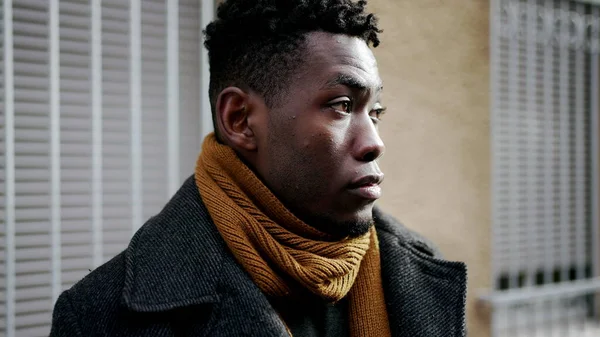 Siyah Adam Kış Mevsiminde Şehrin Dışında Duruyor — Stok fotoğraf