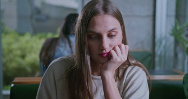 Kafede dizüstü bilgisayarın önünde odaklanmış genç bir kadın. Kafede el ele verip uzaktan çalışan düşünceli bir yetişkin kız.