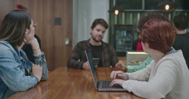 Kahve dükkanında sohbet eden insanlar. Bir grup arkadaş kafe restoranında konuşuyor.