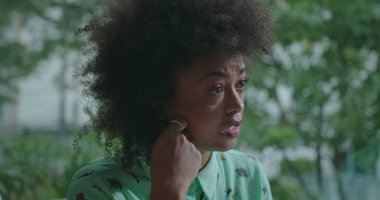 Siyahi bir kadın yüz tepkisini yakından görünce şaşırdı. Afrika kökenli Amerikalı kadın arkadaş ile kamera dışında yapılan sohbete hayretle tepki veriyor. Haberlere dedikodu reaksiyonu