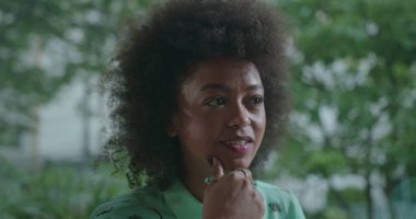 Siyahi bir kadın yüz tepkisini yakından görünce şaşırdı. Afrika kökenli Amerikalı kadın arkadaş ile kamera dışında yapılan sohbete hayretle tepki veriyor. Haberlere dedikodu reaksiyonu