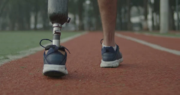 Visão Traseira Atleta Com Deficiência Homem Com Prótese Perna Andando — Fotografia de Stock