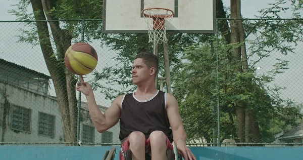 Atleta Parapléjico Discapacitado Haciendo Girar Pelota Aire Libre Sentado Silla — Foto de Stock