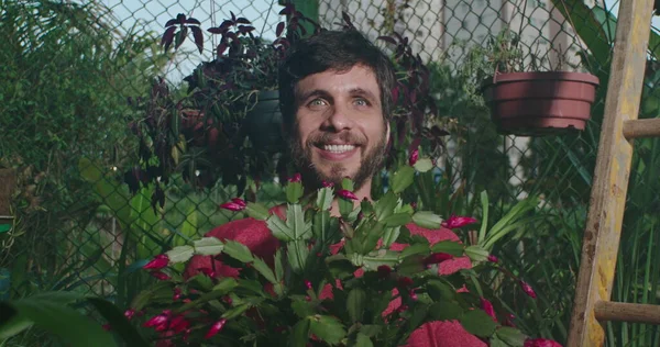 Joyful Masculino Jardineiro Retrato Segurando Planta Flor Vermelha Dentro Jardinagem — Fotografia de Stock