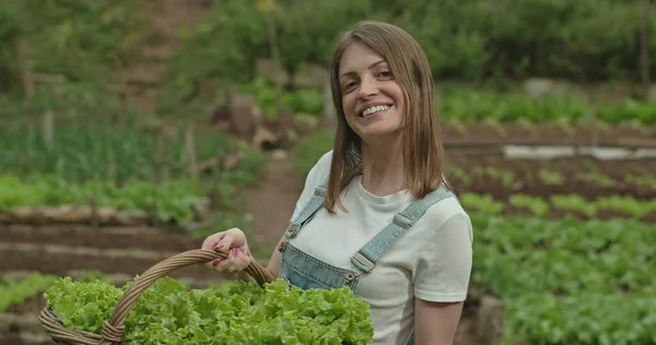 Молодая Счастливая Женщина Держит Корзину Зеленых Органических Салатов Стоящих Местной — стоковое фото