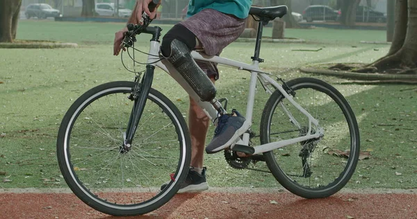 Один Інвалід Середнього Віку Велосипеді Зовні Протезною Ногою — стокове фото