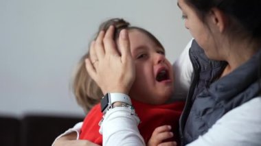 Anne ağlayan ağlak bir çocuğu teselli ediyor. Otantik üzgün erkek çocuk ağlıyor. Anne teselli eder küçük çocuğu.