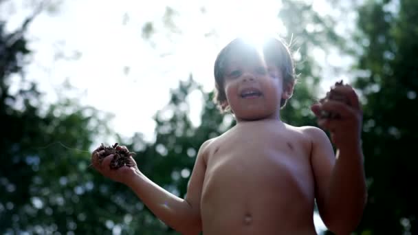Niedlichen Hemdlosen Kleinen Jungen Spielen Draußen Lächelnd Die Kamera Spielplatz — Stockvideo