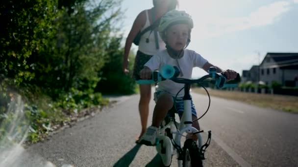 Mama Își Învață Fiul Meargă Bicicleta Afara Drumului Urban Băiatul — Videoclip de stoc