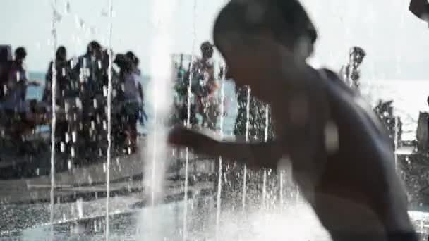 Menino Desfocado Correr Jactos Parque Aquático Criança Divertindo Durante Dia — Vídeo de Stock