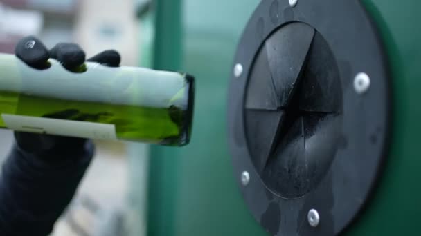 ディスペンサーマシンでのガラスボトルのリサイクル 瓶を挿入する人手 — ストック動画