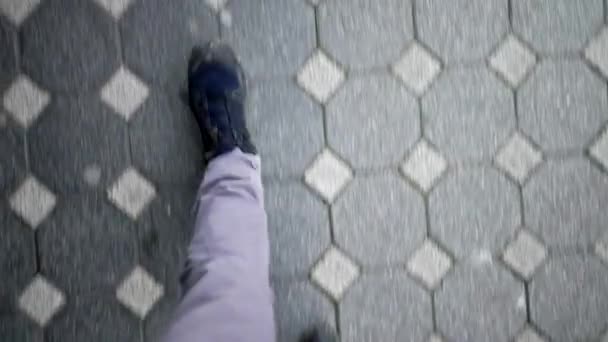 Nogi Osoby Spacerujące Ulicy Miejskiej Pov Punkt Widzenia Osoby Patrzącej — Wideo stockowe