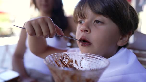 Słodki Chłopczyk Jedzący Lody Czekoladowe Łyżeczką Zbliżenie Twarz Mężczyzna Dziecko — Wideo stockowe