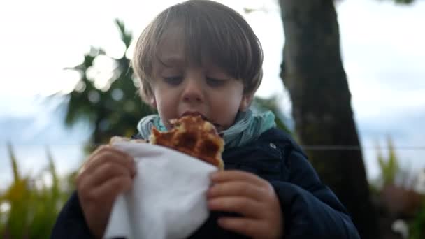 Bambino Carino Che Prende Morso Belgio Waffle Street Food Fuori — Video Stock
