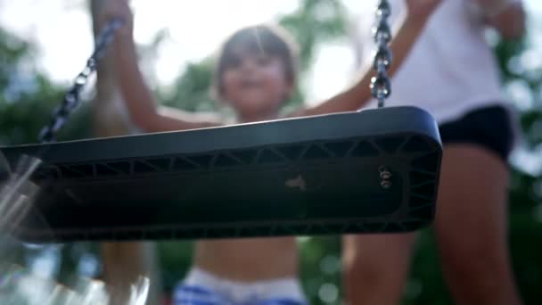 Tiro Borrado Criança Sentada Parque Infantil Balançar Lado Fora Grampo — Vídeo de Stock