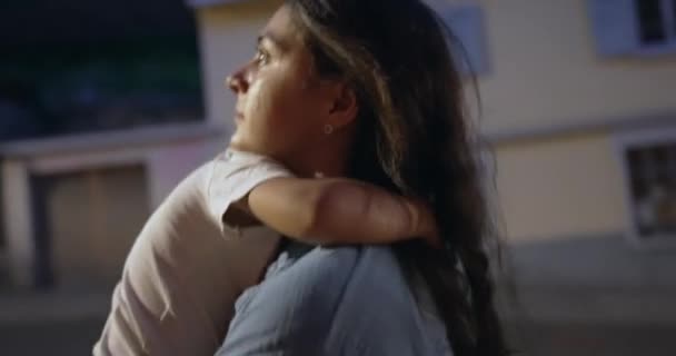 Мати Тримає Дитину Руках Під Час Прогулянки Міській Вулиці Вночі — стокове відео