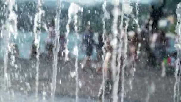 Criança Feliz Divertindo Parque Aquático Jatos 120Fps Câmera Lenta Durante — Vídeo de Stock