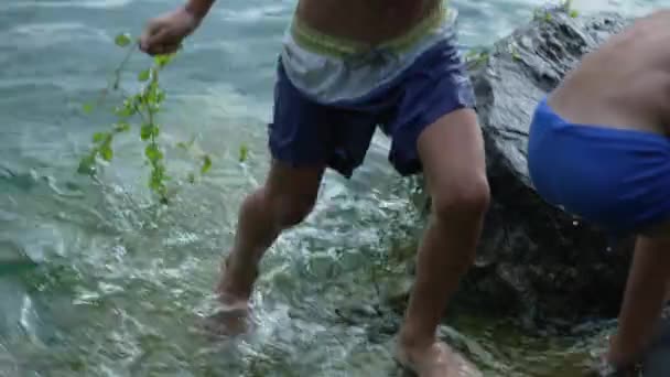 Crianças Desfrutando Água Lago Durante Férias Verão Pessoas Tomar Banho — Vídeo de Stock