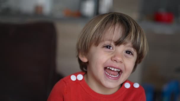 Porträtt Lycklig Pojke Närbild Ansikte Äkta Verkliga Livet Skratta Och — Stockvideo