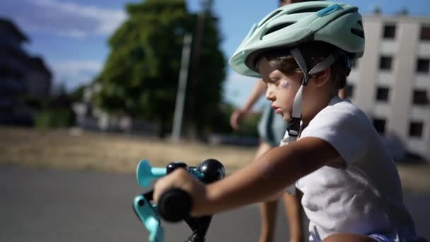 Dziecko Jeżdżące Rowerze Zewnątrz Kasku Ochronnym Aktywny Mały Chłopiec Ćwiczy — Wideo stockowe