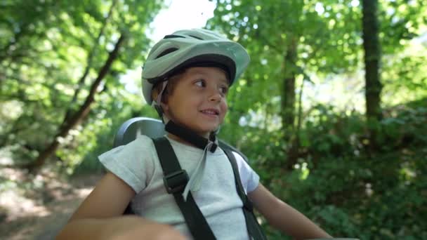 Een Schattig Jongetje Met Een Helm Zittend Een Fietsstoel Het — Stockvideo