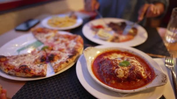 Pratos Comida Restaurante Mãos Pessoa Cortando Bife Pizza Lasanha Mesa — Vídeo de Stock