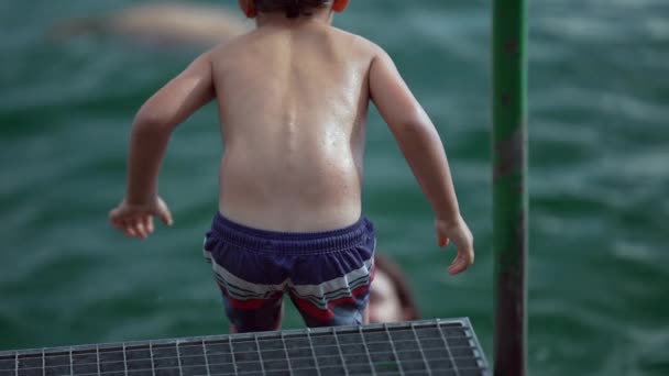 Маленький Ребенок Погружается Воду Помощью Матери Мальчик Прыгает Озеро Родительской — стоковое видео