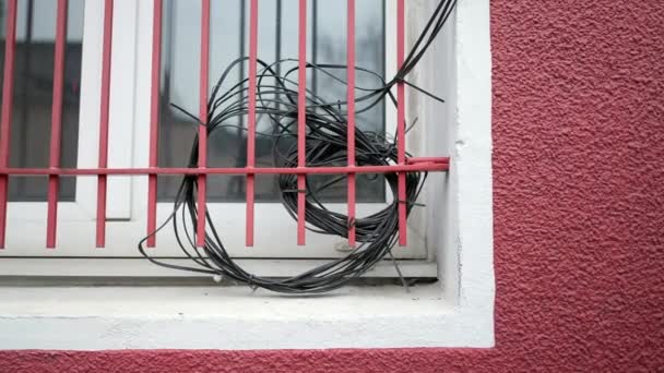 Elektrikli Teller Metal Parmaklıklarla Döşenmiş Pencerelere Zarar Veriyor Görsel Şehir — Stok video