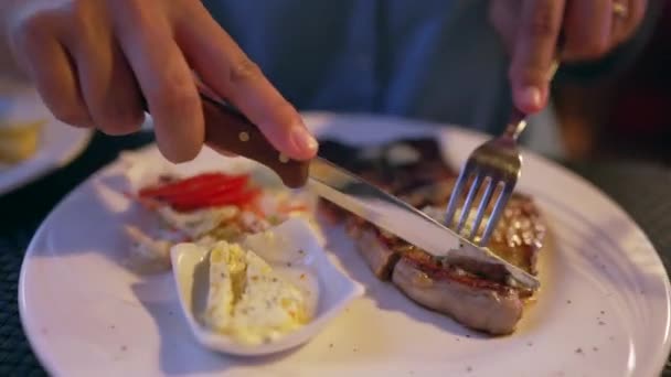 Nahaufnahme Von Hand Schneiden Steak Mit Messer Person Isst Rindfleisch — Stockvideo