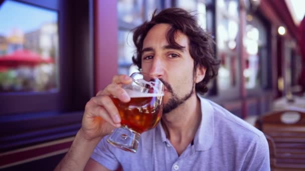 Lykkelig Person Drikker Udendørs Smilende Foran Kameraet Portræt Ung Mand – Stock-video