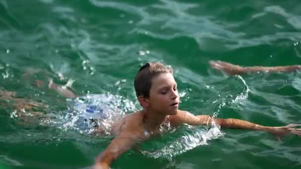 Ребенок Подросток Плавает Озере Детский Пловец Свежем Воздухе Замедленной Съемке — стоковое видео