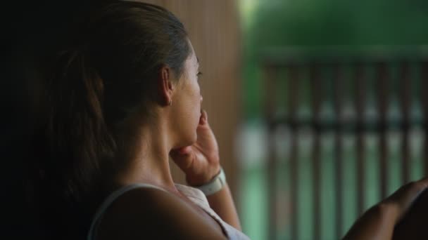 Wanita Termenung Duduk Balkon Apartemen Dalam Kontemplasi Candid Thoughtful Emotion — Stok Video