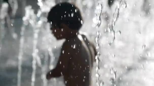 Gyermek Séta Közepén Vízsugarak Városi Parkban Nyári Szünetben Nyaralás — Stock videók
