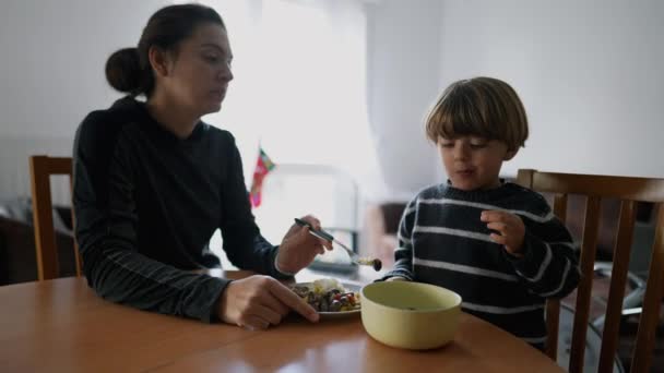 Anne Küçük Çocuğu Evde Besliyor Ebeveyn Çocuğuna Yemek Veriyor Anne — Stok video