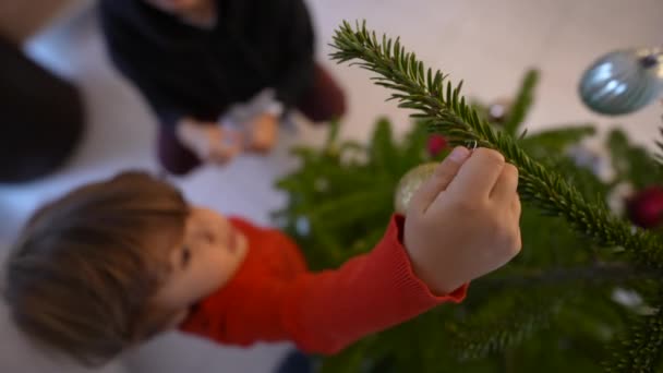 Barnet Sätter Juldekoration Trädet Ovanifrån Barn Dekorera Vintern Festligheter Årlig — Stockvideo